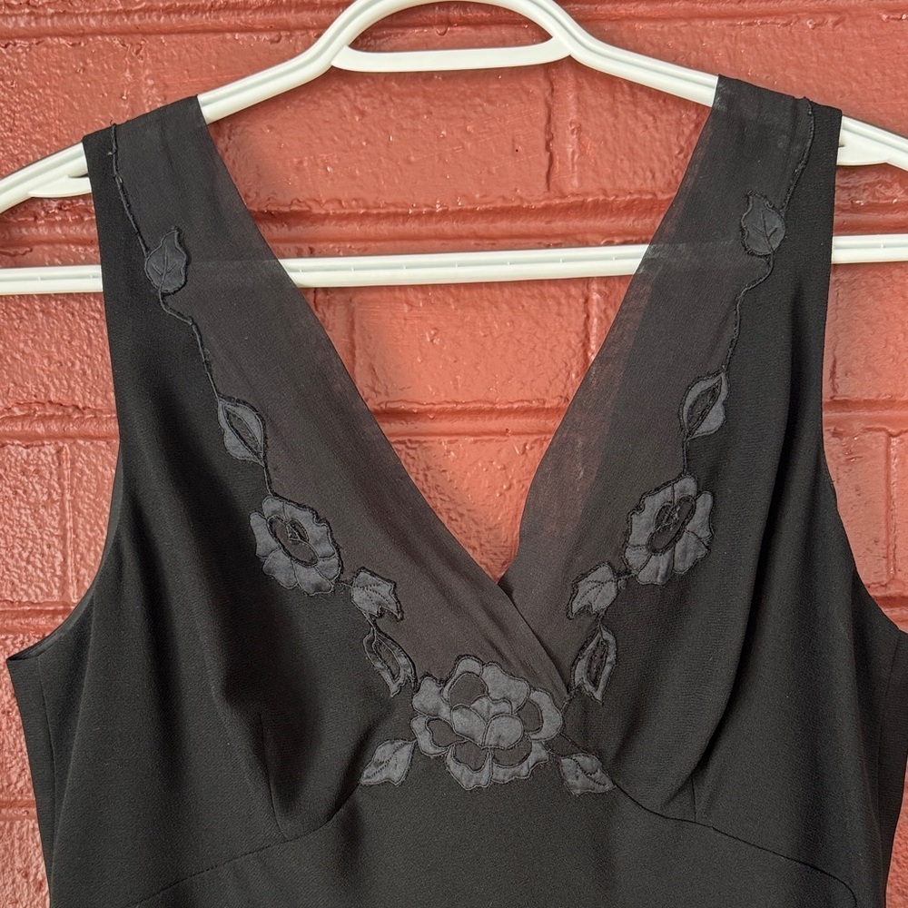 Vintage Ann Taylor Black V Neck Dress with Flower Detailing Petite Size 12 - Picture 3 of 6